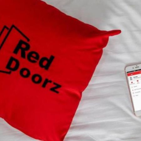 Hotel Reddoorz Near Hayam Wuruk Plaza Giacarta Esterno foto