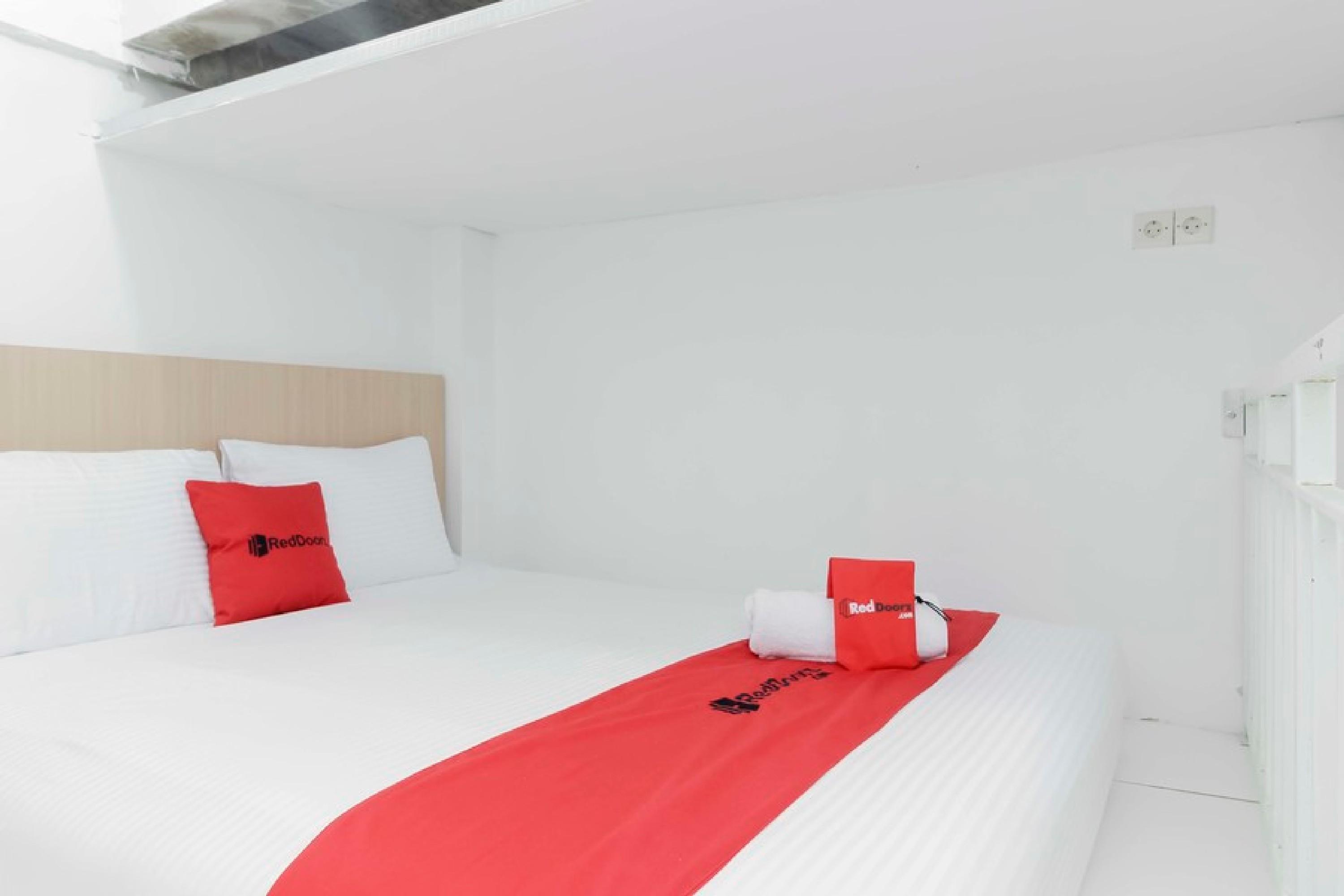 Hotel Reddoorz Near Hayam Wuruk Plaza Giacarta Esterno foto