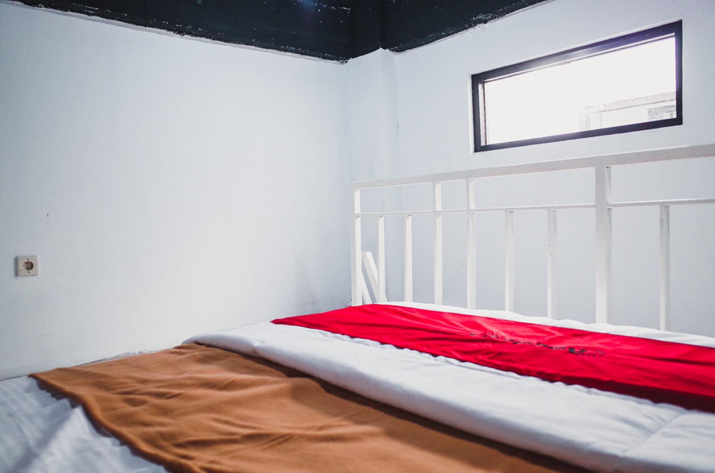 Hotel Reddoorz Near Hayam Wuruk Plaza Giacarta Esterno foto