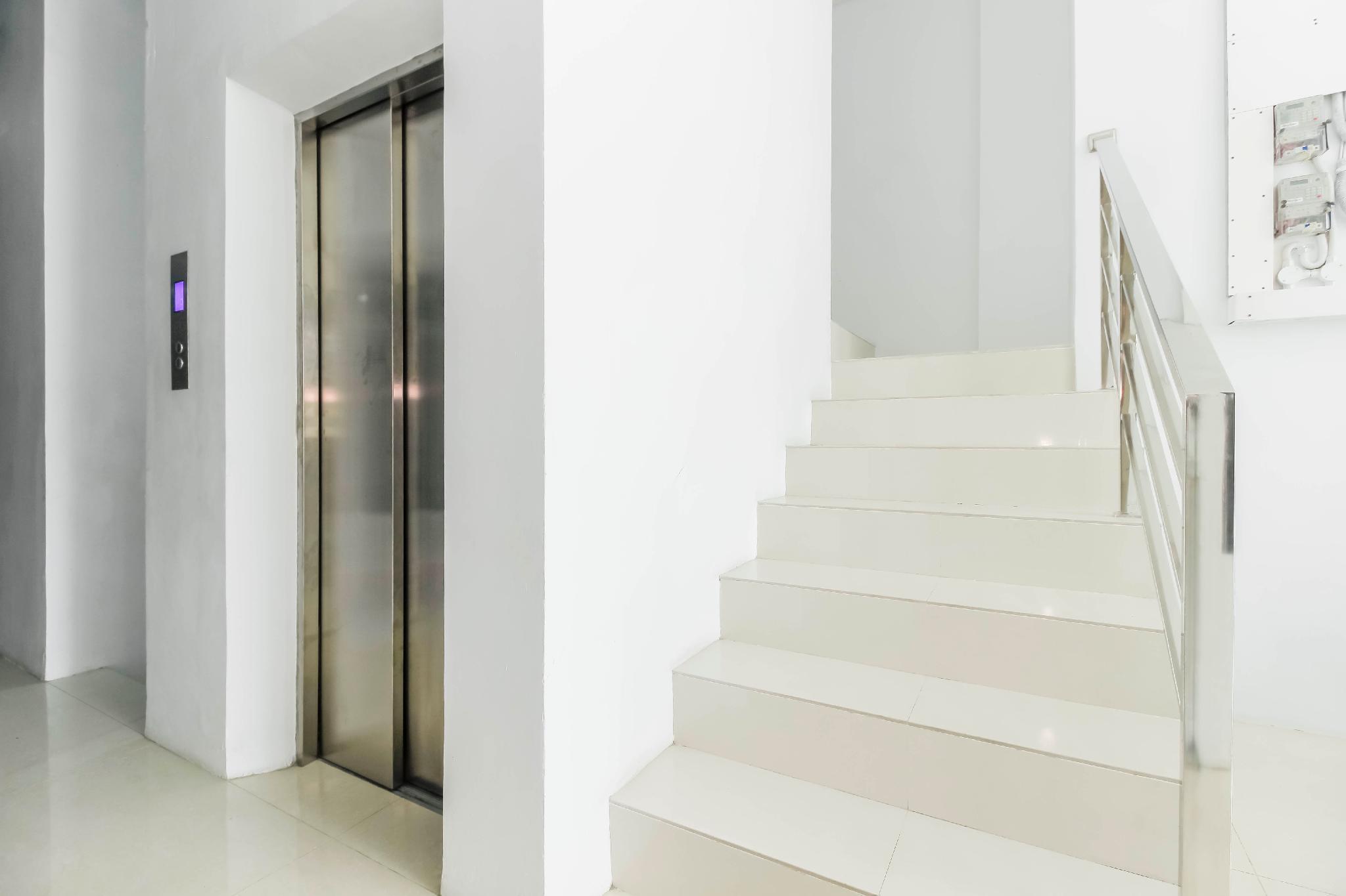 Hotel Reddoorz Near Hayam Wuruk Plaza Giacarta Esterno foto