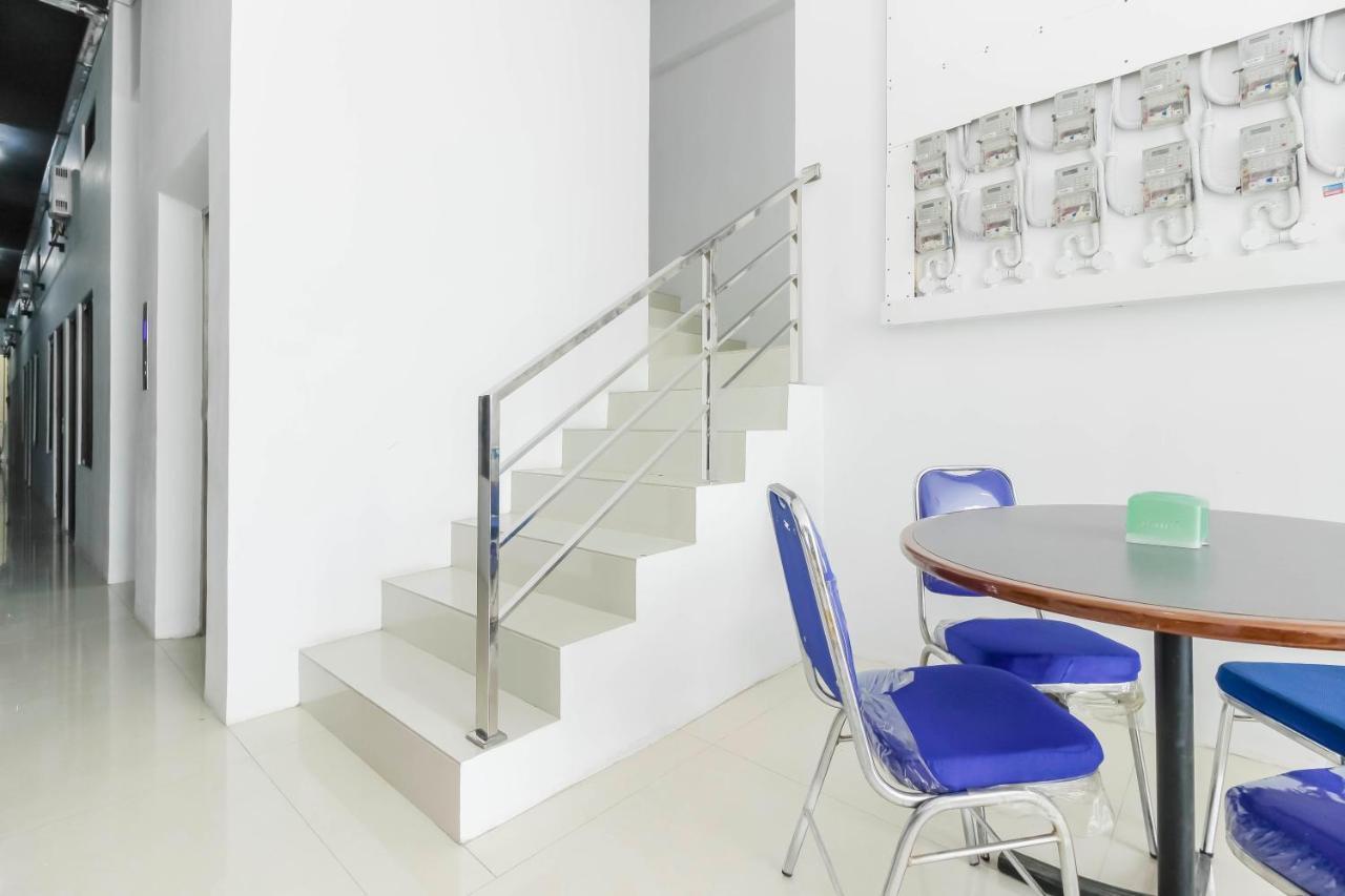 Hotel Reddoorz Near Hayam Wuruk Plaza Giacarta Esterno foto