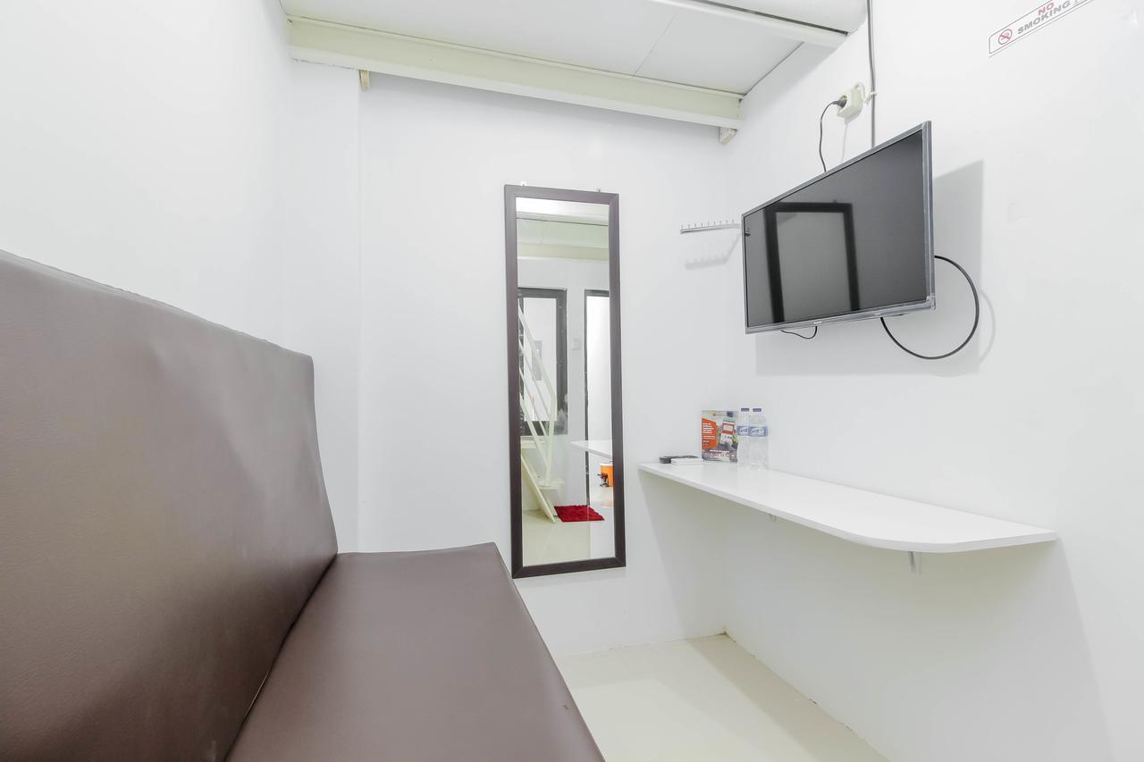 Hotel Reddoorz Near Hayam Wuruk Plaza Giacarta Esterno foto