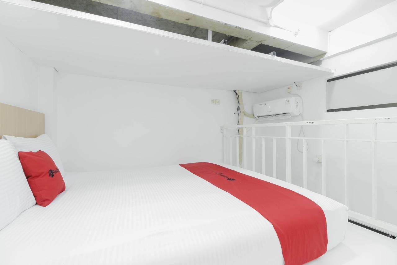 Hotel Reddoorz Near Hayam Wuruk Plaza Giacarta Esterno foto