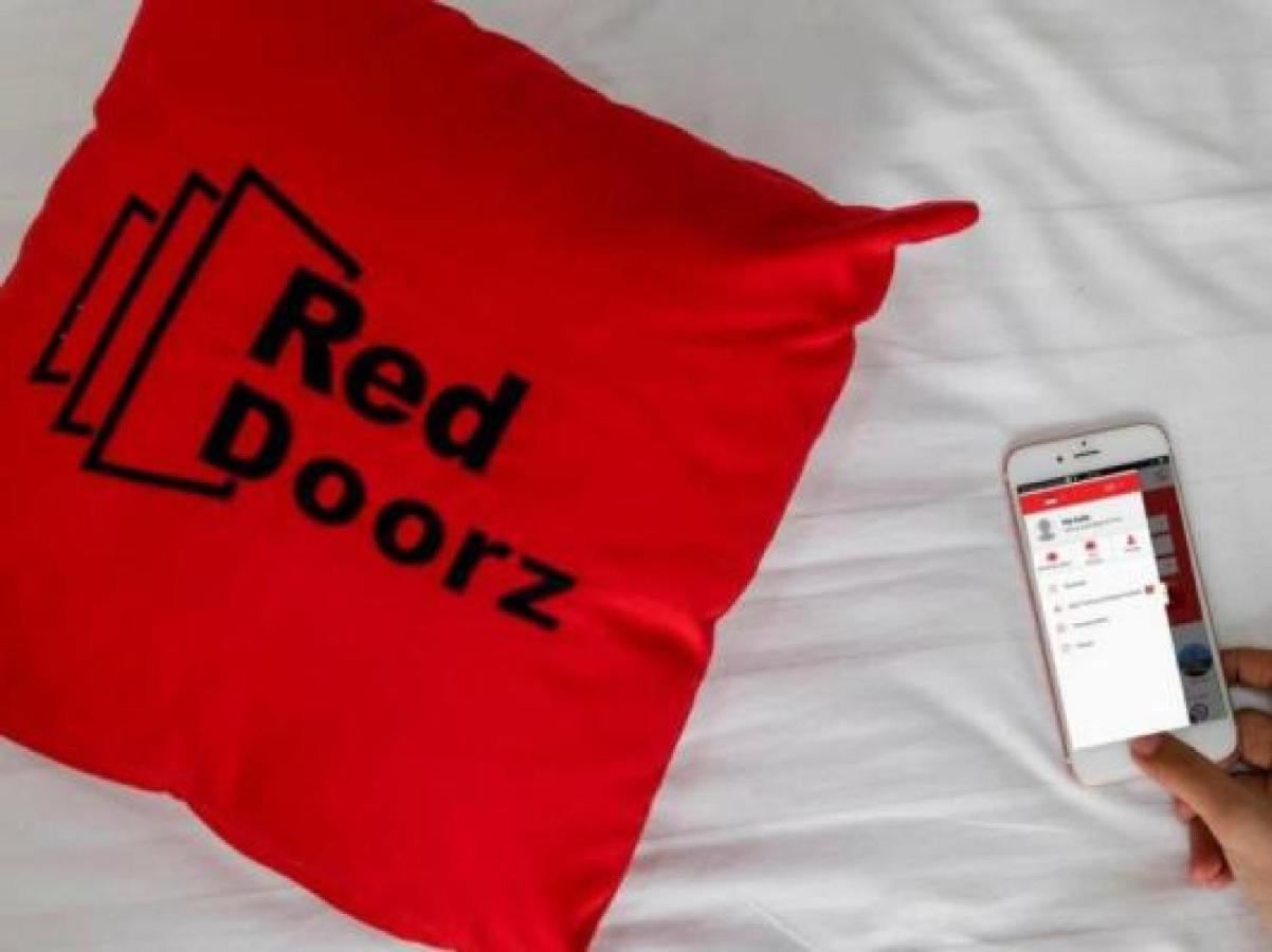 Hotel Reddoorz Near Hayam Wuruk Plaza Giacarta Esterno foto